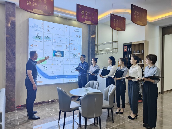 王思军出席徽盐地产集团党委理论进建中心组进建扩大会